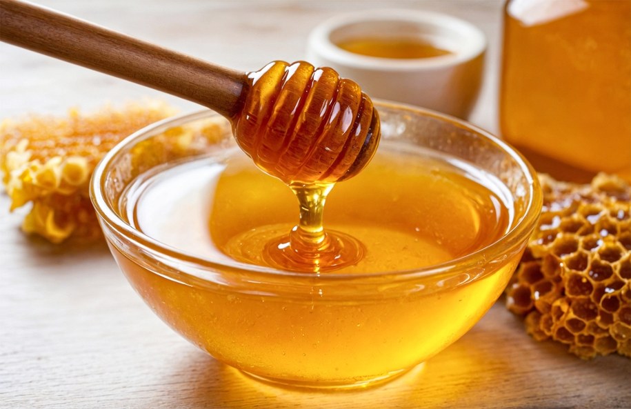 Możesz przeżyć słodkie rozczarowanie. Chiński i ukraiński miód zalewa Polskę