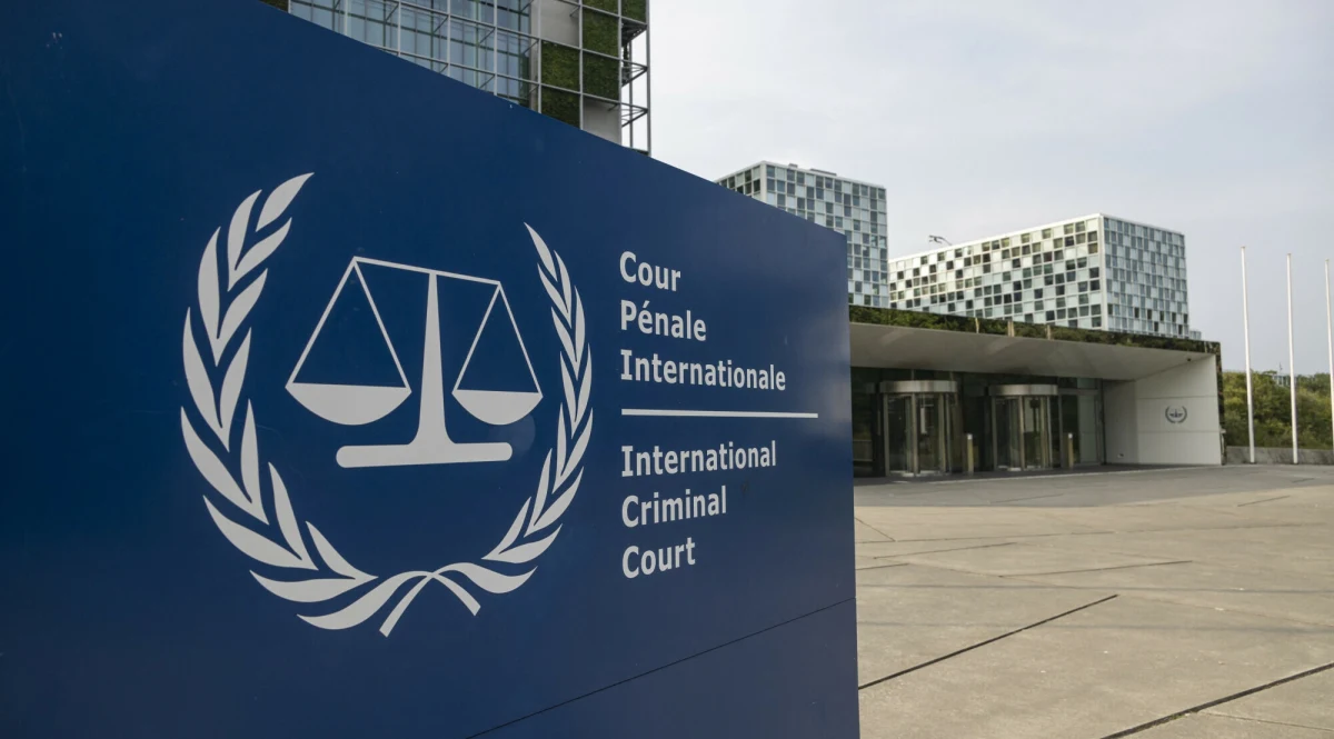 Sejm dał zielone światło do ratyfikacji umowy z Międzynarodowym Trybunałem Karnym w Hadze, otwierając drogę do odbywania w Polsce kar więzienia osobom skazanym przez Trybunał - niezależnie od ich obywatelstwa. Nowe przepisy mają umożliwić realizację wyroków MTK na terytorium Polski, a także wprowadzić mechanizmy chroniące interesy państwa. Ustawa, która przeszła zdecydowaną większością głosów, trafi teraz do Senatu.