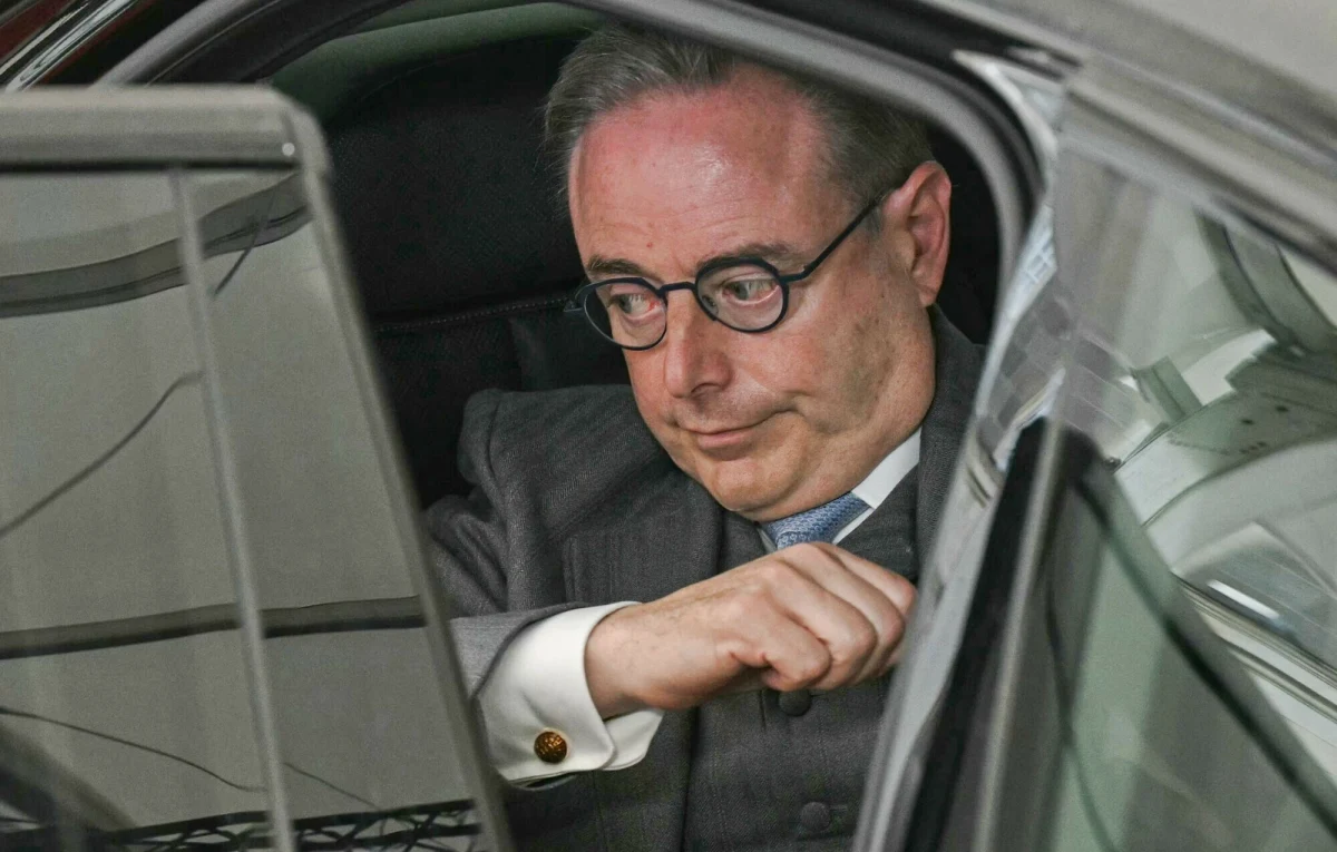 Trzech młodych mężczyzn zostało zatrzymanych w Antwerpii pod zarzutem przygotowywania zamachu terrorystycznego na premiera Belgii, Barta De Wevera. Podczas przeszukań śledczy zabezpieczyli domowej roboty ładunek wybuchowy oraz elementy drona, które - według służb - miały posłużyć do przeprowadzenia ataku.