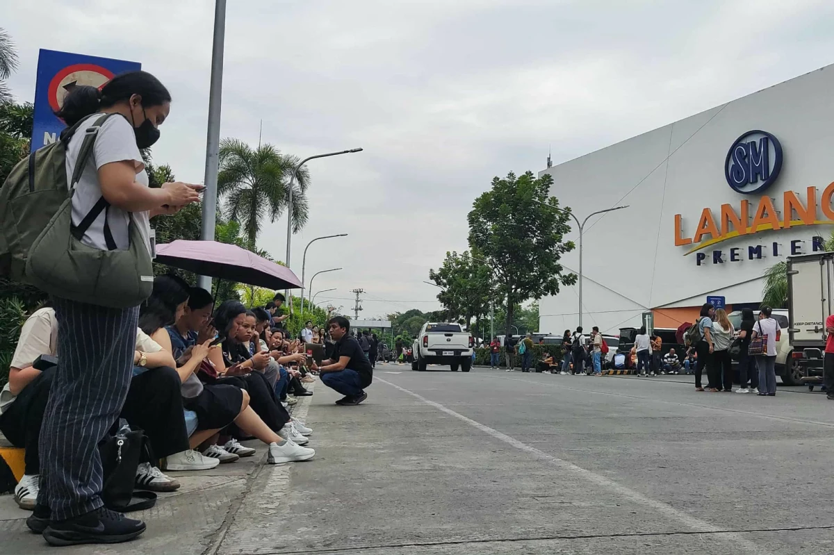 Co najmniej dwie osoby zginęły w wyniku trzęsienia ziemi o magnitudzie 7,4, które odnotowano w piątek rano u wybrzeży południowych Filipin - podały lokalne władze. Służby sejsmologiczne odwołały ostrzeżenie przed tsunami. Wstrząsy uszkodziły budynki i spowodowały przerwy w dostawie energii. Dramatyczne nagranie ukazujące moment trzęsienia dostaliśmy od naszego Słuchacza na Gorącą Linię RMF FM.