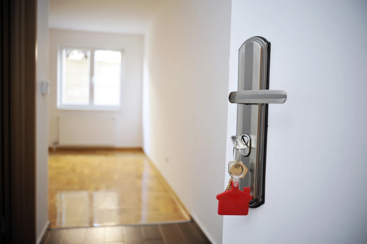 Darmowe dla wicepremierów i ministrów mieszkania służbowe przewiduje nowelizacja rozporządzenia autorstwa Kancelarii Premiera Rady Ministrów. Jak dowiedział się reporter RMF FM, nowe przepisy, które zrównują prawa tych urzędników do lokali służbowych z prezydentem, marszałkami Sejmu i Senatu oraz premierem, mają zostać przyjęte w błyskawicznym trybie.