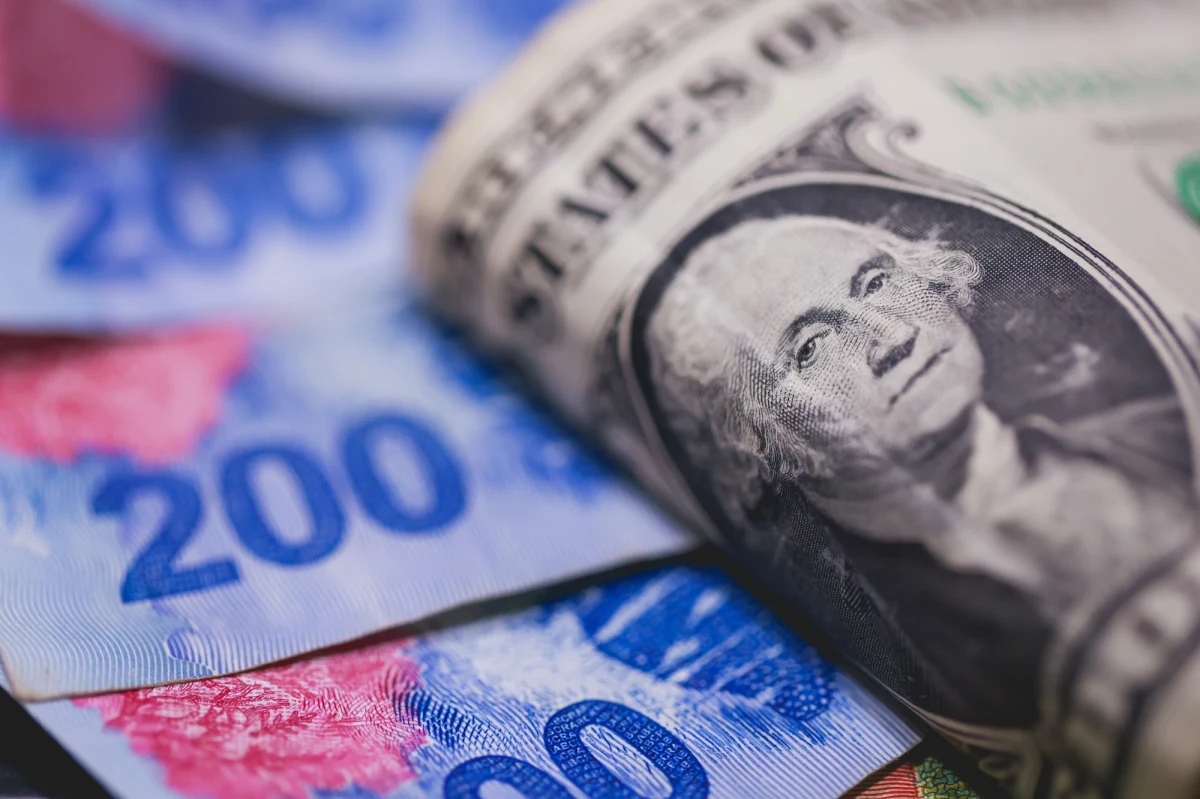 USA kupiły w czwartek argentyńskie pesos i uruchomiły wartą 20 mld dolarów linię swapu walutowego z tym krajem. Komentatorzy określają to jako niecodzienne posunięcie, mające pomóc sprzymierzonemu z prezydentem Donaldem Trumpem rządowi w Buenos Aires.