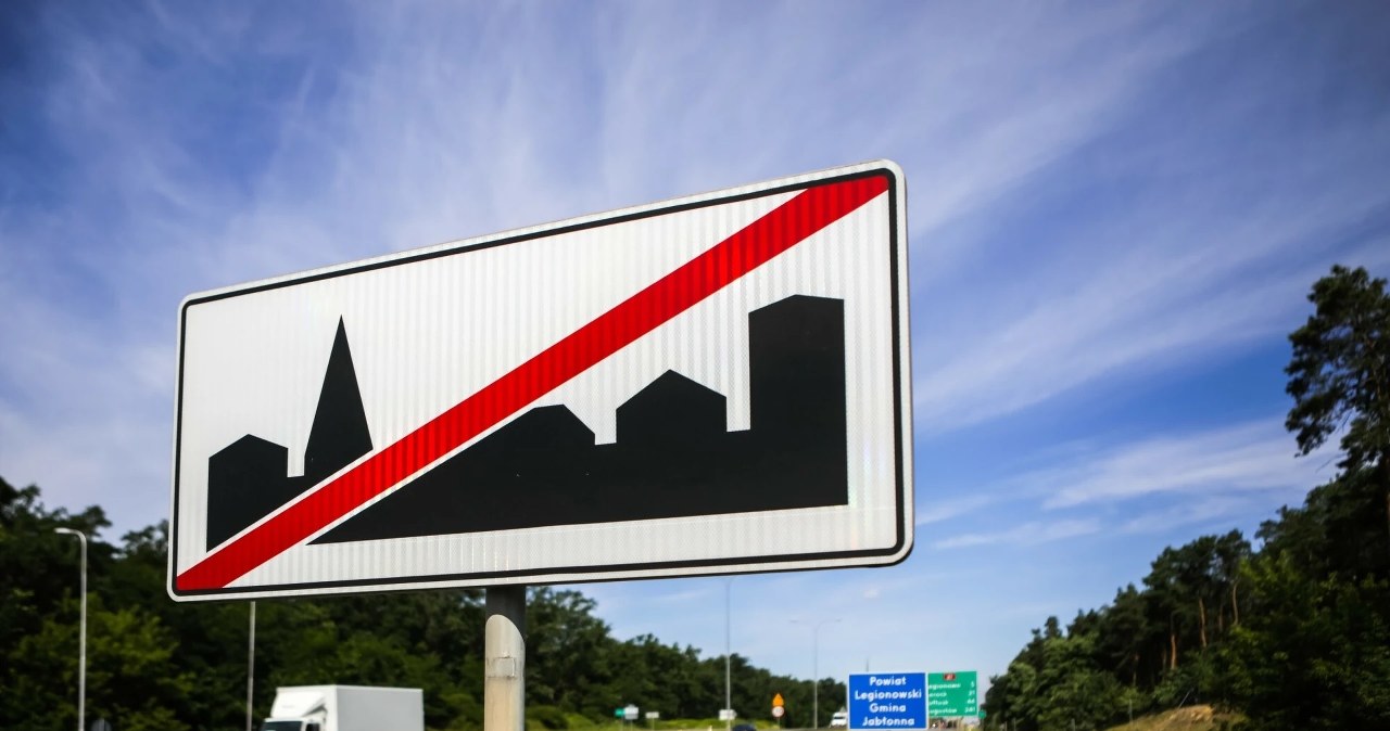 Za tablicą D-43 piesi dostają mandaty. Policja bez litości wiadomości,aktualności,Interia Za tablicą D-43 piesi dostają mandaty. Policja bez litości