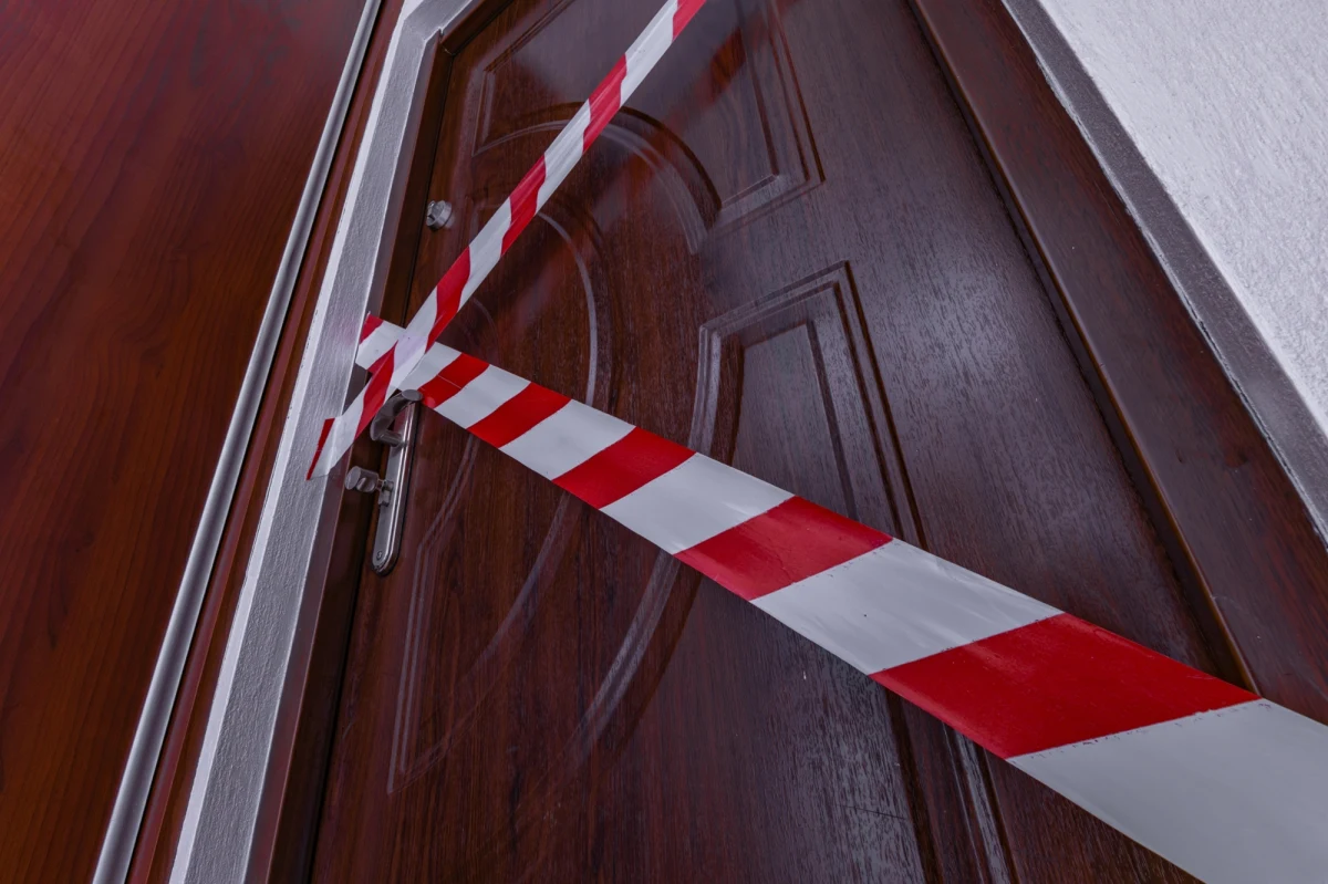 W jednym z mieszkań przy ul. Białobrzeskiej w Krośnie na Podkarpaciu zostały znalezione dwa ciała. Do zdarzenia doszło w czwartek, natomiast w piątek policja poinformowała, że trwa wyjaśnianie okoliczności śmierci mężczyzn. Zajmuje się tym prokuratura.