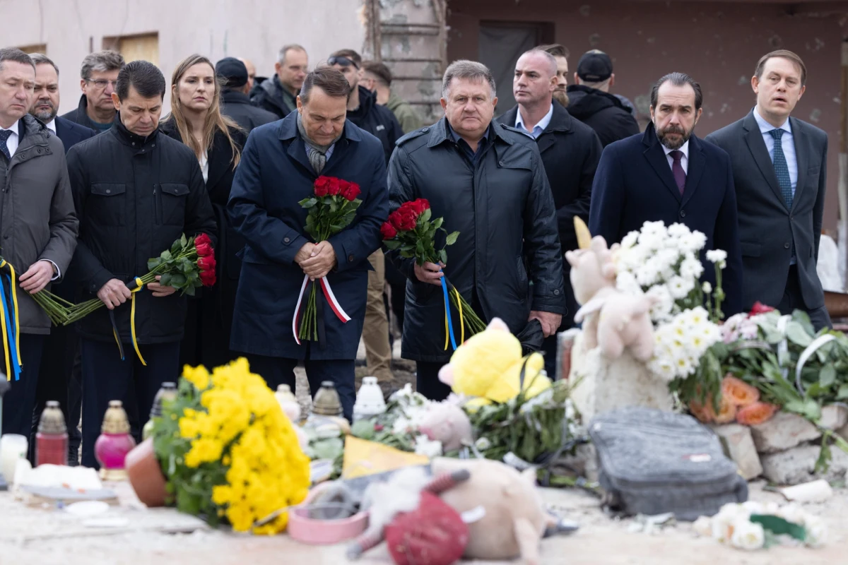 Szef MSZ Radosław Sikorski z wizytą w Ukrainie. Wicepremier w piątkowy poranek pojawił się we Lwowie, gdzie m.in. otrzymał tytuł doktora honoris causa Lwowskiego Uniwersytetu im. Iwana Franki. "Uderzenia w cele cywilne są zbrodniami wojennymi" - mówił o ostatnich rosyjskich atakach na Ukrainę.