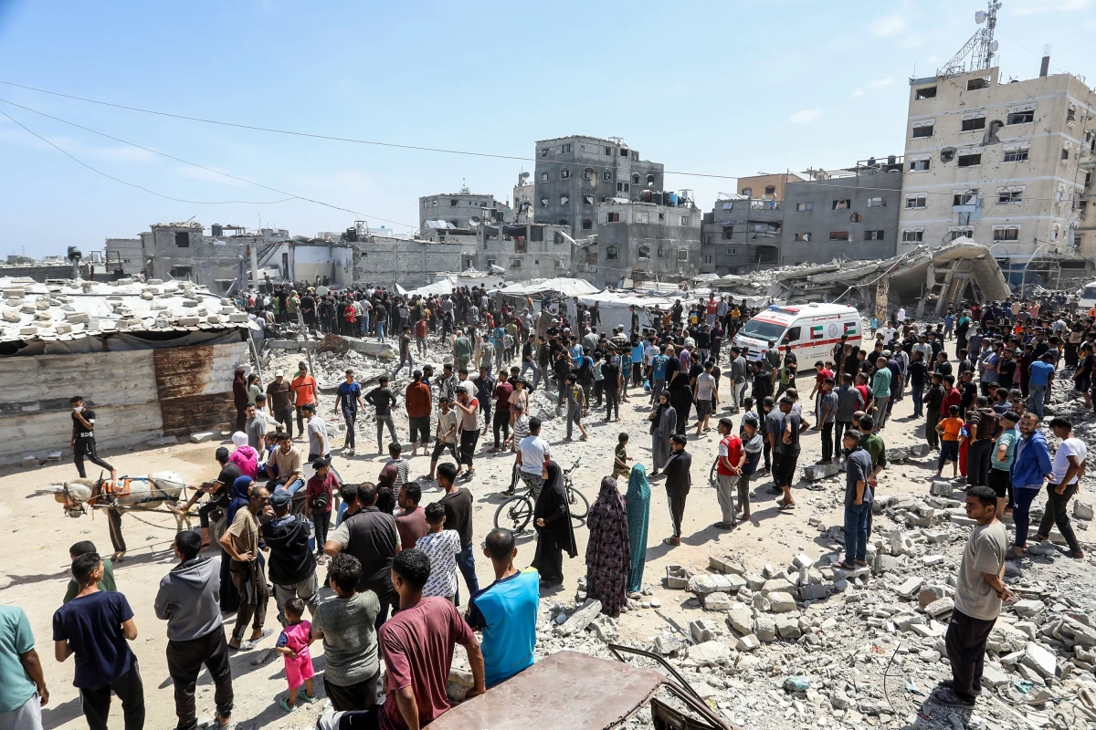 Izraelski rząd zatwierdził w nocy z czwartku na piątek pierwszą fazę planu pokojowego dla Strefy Gazy. Około godziny 11 czasu polskiego wojsko wycofało się z części zajmowanych terenów. Hamas ma 72 godziny na uwolnienie izraelskich zakładników. To początek wdrażania planu pokojowego, zatwierdzonego przez obie strony konfliktu.