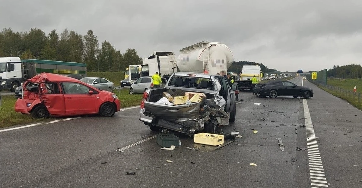 Na autostradzie A1 obok Częstochowy (woj. śląskie) doszło do karambolu. Cztery osoby zostały ranne, a droga w kierunku Łodzi była zablokowana.