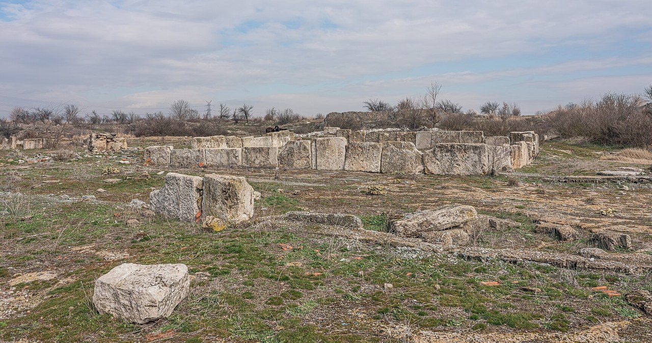Mają tysiące lat, archeolodzy odkryli ich ponad 60. Kolosy zadziwiają