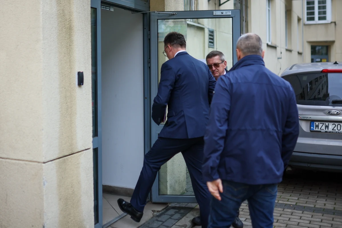 Marszałek Sejmu Szymon Hołownia stawił się w piątek w Prokuraturze Okręgowej w Warszawie. Przesłuchanie w sprawie jego słów o "zamachu stanu" zostało na jego wniosek przerwane do 3 listopada - poinformował prok. Piotr Antoni Skiba.