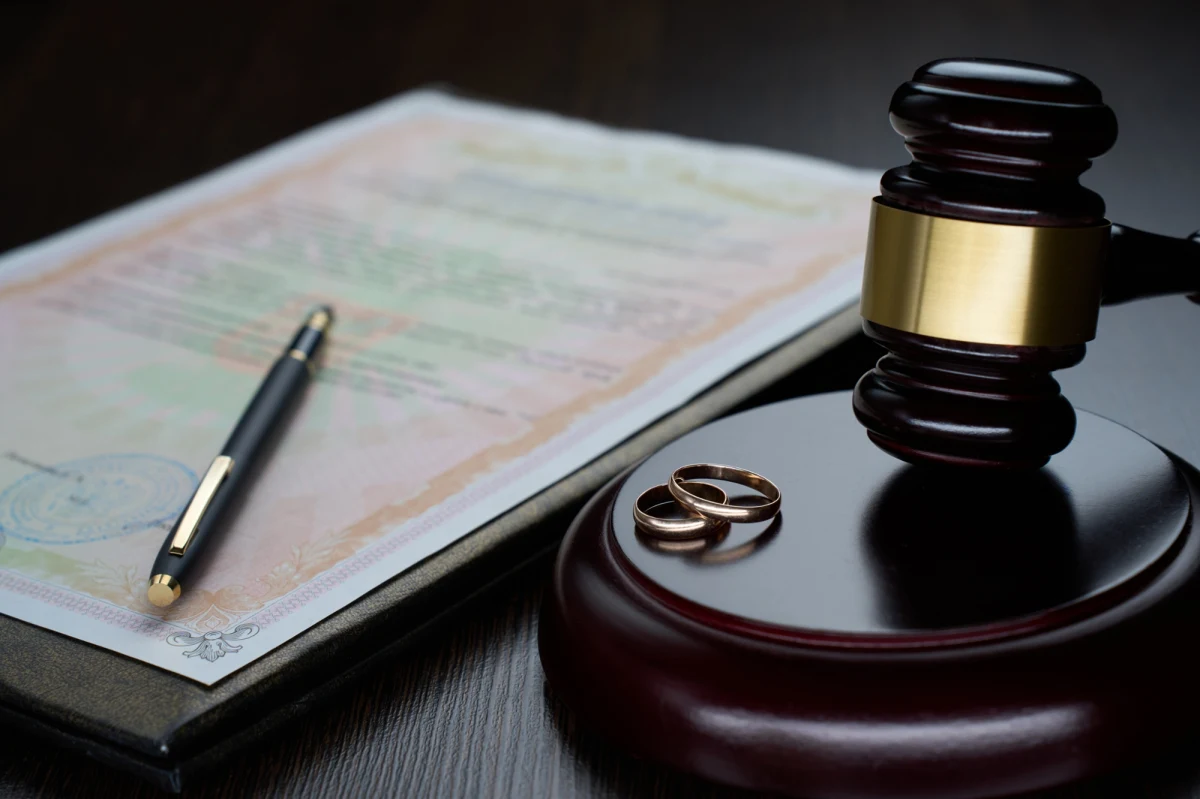 Od środy, 8 października, obowiązują nowe przepisy, które znacząco ułatwiają życie osobom po rozwodzie. Zgodnie z nowelizacją Kodeksu rodzinnego i opiekuńczego, rozwiedzeni mają teraz aż rok na podjęcie decyzji o powrocie do poprzedniego nazwiska. To istotna zmiana, która wychodzi naprzeciw potrzebom wielu osób, dla których dotychczasowy, trzymiesięczny termin okazywał się zbyt krótki.