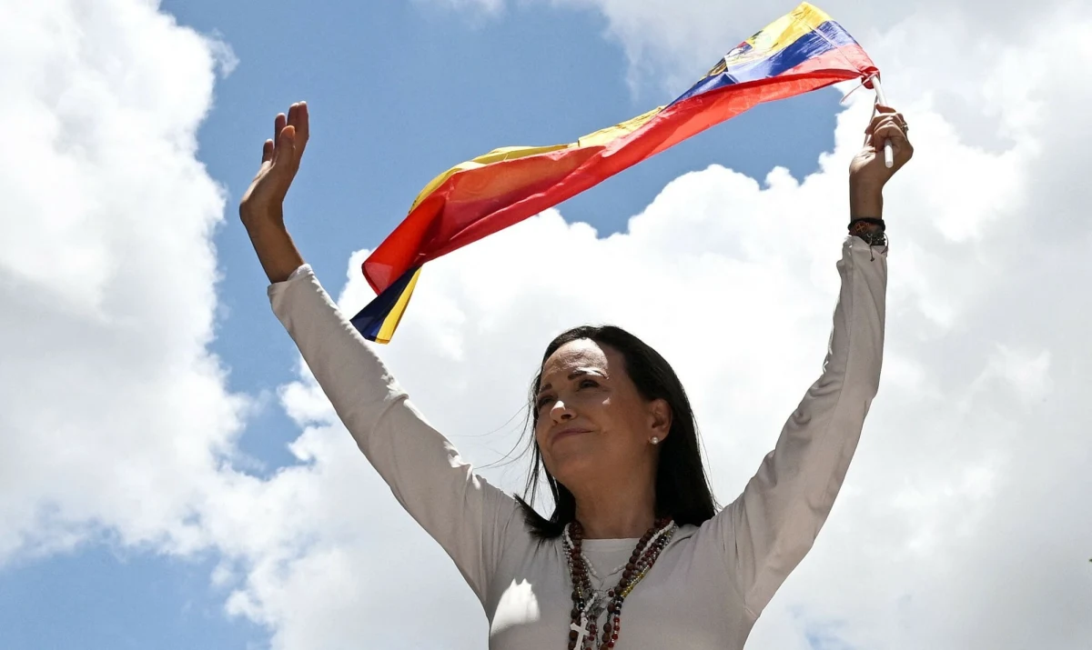 Laureatka Pokojowej Nagrody Nobla 2025 María Corina Machado dowiedziała się o swoim wyróżnieniu w niezwykle emocjonalnej rozmowie telefonicznej z sekretarzem Norweskiego Komitetu Noblowskiego. Jak wyglądały kulisy tego wyjątkowego momentu? Przedstawiamy szczegóły rozmowy, która na zawsze zmieniła życie wenezuelskiej opozycjonistki.