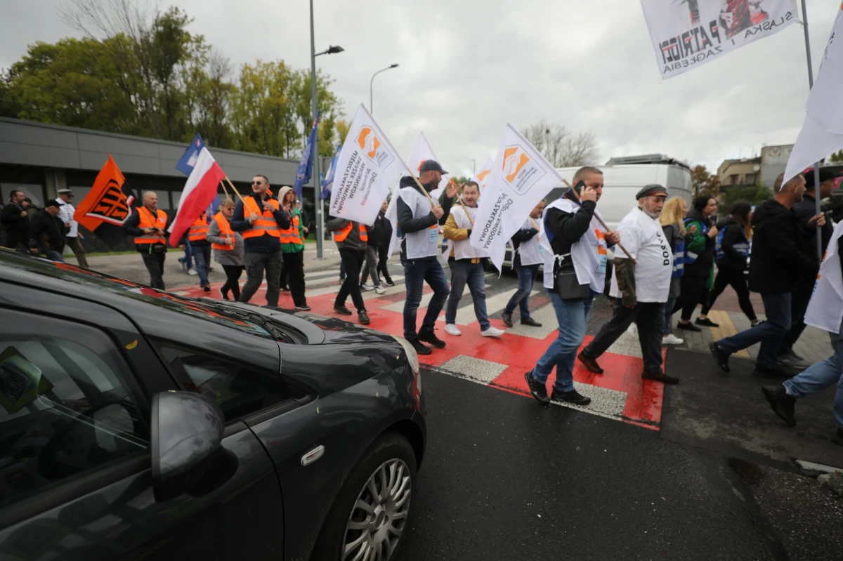 Pracownicy ArcelorMittal Poland, czyli dawnej Huty Katowice i JSW Koks, czyli Koksowni Przyjaźń demonstrowali w piątkowe popołudnie w centrum Dąbrowy Górniczej (woj. śląskie) w obronie swoich miejsc pracy. Ich protest poparł m.in. prezydent miasta Marcin Bazylak, który wystosował apel do rządu, przypominając, że tutejsze zakłady odpowiadają za prawie 50 proc. krajowej produkcji stali i znaczną część produkcji koksu, niezbędnego dla europejskiego hutnictwa.