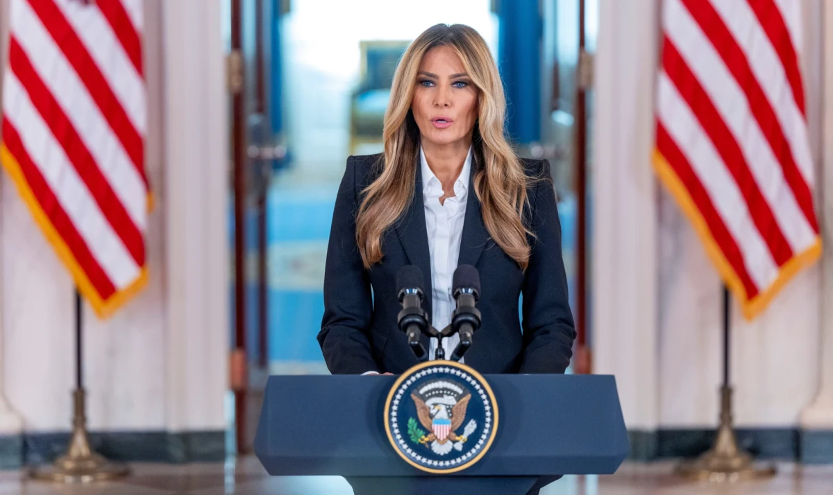 Ośmioro ukraińskich dzieci wróciło do swoich rodzin - poinformowała Melania Trump podczas piątkowego wystąpienia w Białym Domu. Pierwsza dama USA przekazała, że dzięki nawiązaniu dialogu z Władimirem Putinem i współpracy obu stron, udało się doprowadzić do pierwszych powrotów najmłodszych wywiezionych z Ukrainy do Rosji.