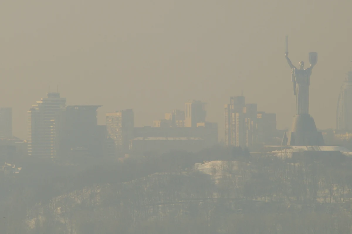 W wyniku zmasowanego ataku rosyjskich dronów i rakiet na ukraińskie obiekty energetyczne, duża część Kijowa została pozbawiona prądu i wody. Prezydent Wołodymyr Zełenski podkreśla, że Rosja celowo wykorzystuje pogarszającą się aurę jako narzędzie terroru, a Ukraina pilnie potrzebuje wsparcia w postaci systemów obrony powietrznej.