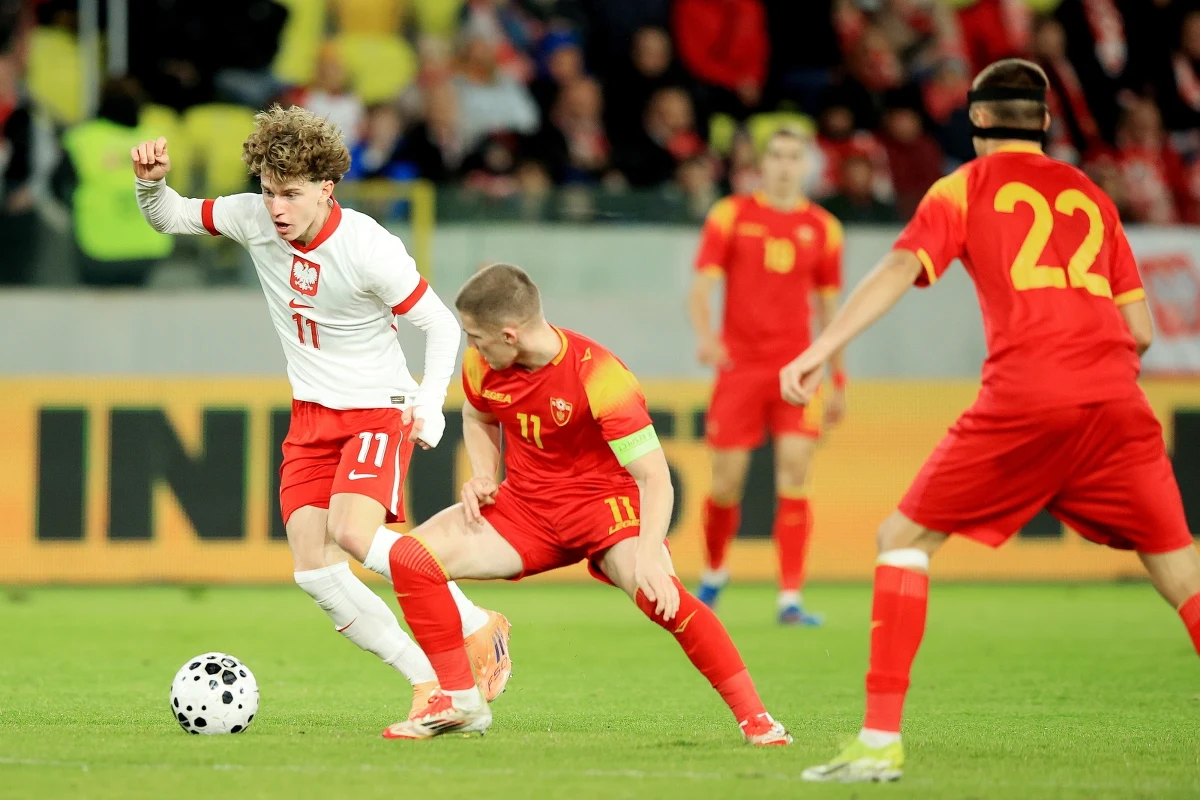​Polscy piłkarze pokonali w Katowicach reprezentację Czarnogóry 2:0 w swoim trzecim meczu eliminacji mistrzostw Europy do lat 21, które zostaną rozegrane w 2027 roku na boiskach w Albanii i Serbii. Podopieczni byłego selekcjonera narodowej reprezentacji Jerzego Brzęczka odnieśli trzecie zwycięstwo w trwających rozgrywkach.