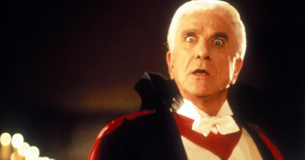 Leslie Nielsen w znanej produkcji o wampirach? To trzeba zobaczyć