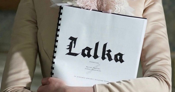 "To, co chcieliśmy osiągnąć - i co było istotne dla Bolesława Prusa - to duży realizm opowieści. Tworząc ten film, kładziemy ogromny nacisk na to, żeby to była realistyczna, bardzo prawdziwa historia, która rzuca swój czar na odbiorcę" - mówi Maciej Kawalski, reżyser filmu "Lalka". Na warszawskim Krakowskim Przedmieściu powstała imponująca scenografia do nowej ekranizacji powieści Bolesława Prusa.