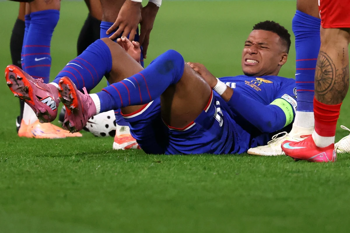 Kylian Mbappe, kapitan piłkarskiej reprezentacji Francji, doznał kontuzji prawej kostki w piątkowym meczu eliminacji mistrzostw świata z Azerbejdżanem, zakończonym zwycięstwem 3:0. "Mbappe nie zagra w poniedziałek przeciwko Islandii" - ogłosiła krajowa federacja.
