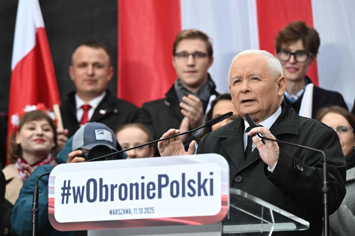 ​W sobotnie popołudnie na placu Zamkowym w Warszawie zebrali się uczestnicy zorganizowanego przez PiS wiecu przeciwko m.in. nielegalnej migracji i umowie z Mercosurem. Jarosław Kaczyński uderzył w premiera Donalda Tuska. "Musimy odwołać Tuska, precz z Tuskiem. Musimy odbudować wszystko, co ten rząd zdołał zniszczyć" - powiedział Kaczyński. Przedstawił również... przyszłego premiera Polski.