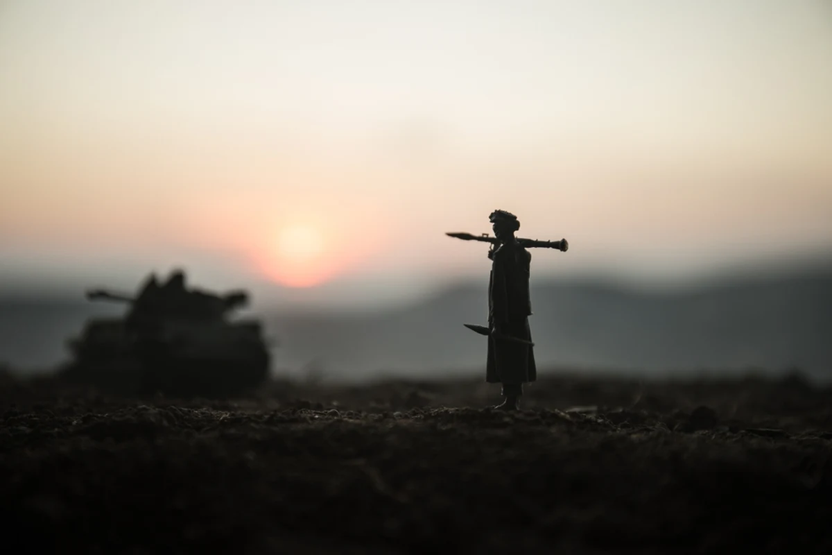 Po kilku dniach narastającej napiętej sytuacji i wzajemnych oskarżeń, na granicy Afganistanu i Pakistanu doszło do gwałtownych starć zbrojnych. Talibowie zaatakowali przygraniczne rejony Pakistanu, twierdząc, że to odpowiedź na rzekome pakistańskie naloty. Islamabad zaprzecza, że ponosi winę za eskalację. Walki przygraniczne trwają już od kilku godzin.