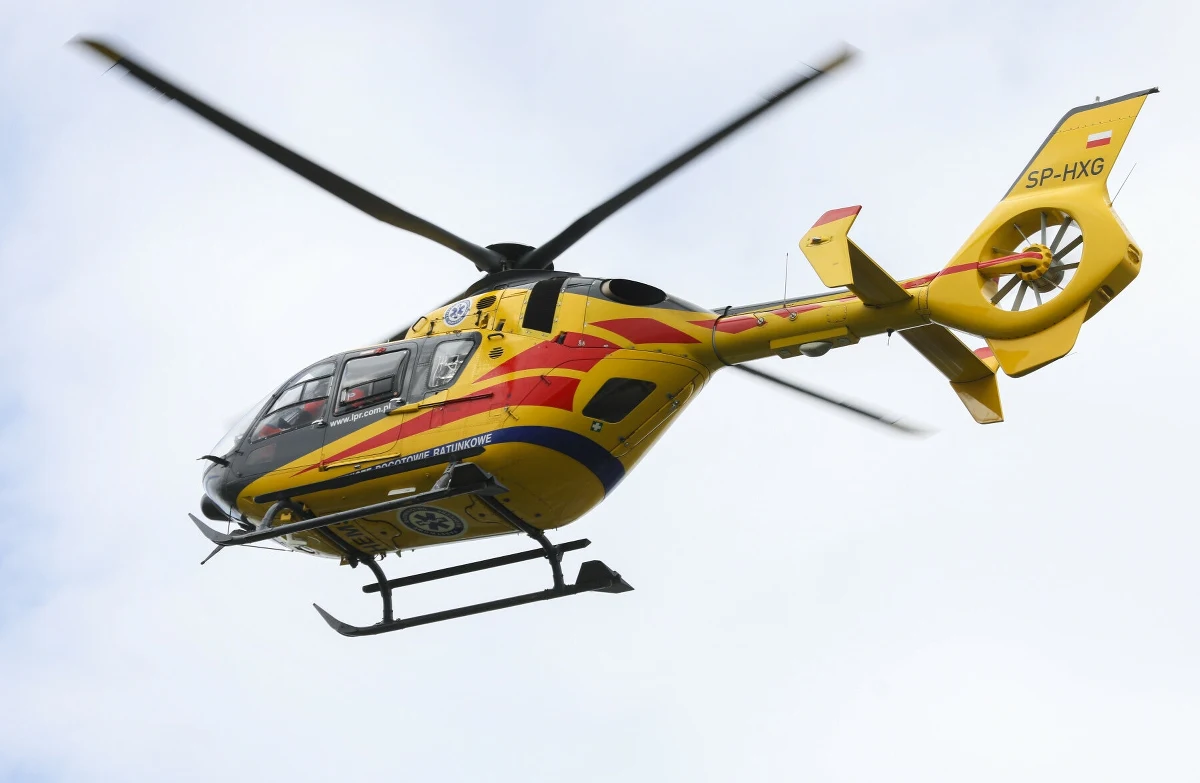 17-letni chłopak trafił do szpitala po tym, jak został porażony prądem z trakcji elektrycznej. Wcześniej wspiął się na metalowy most kolejowy. Do tego dramatycznego zdarzenia doszło w Wieruszowie w województwie łódzkim.