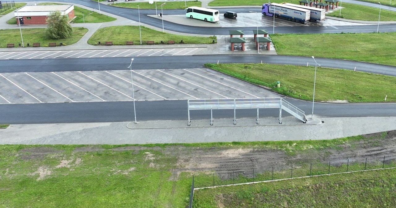 Coraz więcej stalowych konstrukcji przy drogach. Do czego są przeznaczone? wiadomości,aktualności,Interia Coraz więcej stalowych konstrukcji przy drogach. Do czego są przeznaczone?