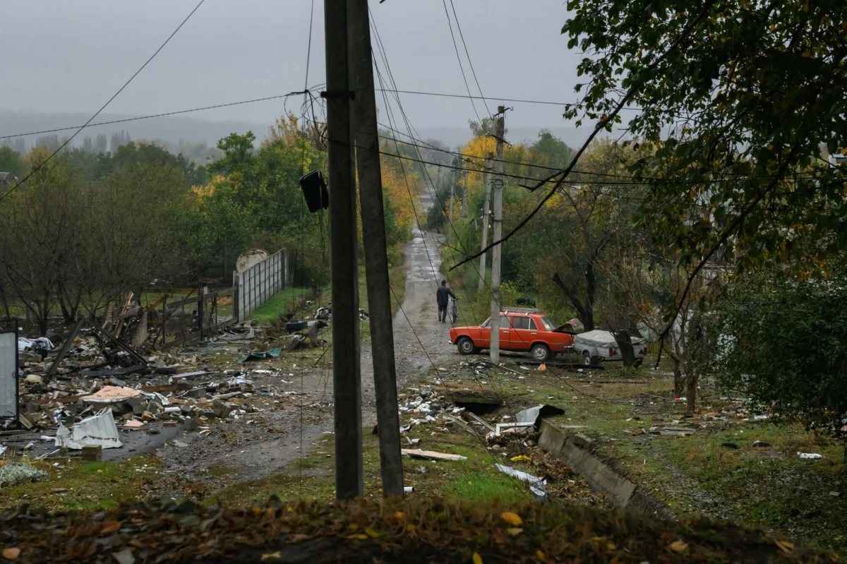 "Rano Rosjanie ponownie zaatakowali naszą infrastrukturę energetyczną. Specjaliści rozpoczęli już naprawy i robią wszystko, co możliwe, aby jak najszybciej przywrócić zasilanie. Ostateczny rozmiar szkód i termin przywrócenia zasilania nie zostały jeszcze określone" – napisał w niedzielę na Telegramie szef władz obwodu donieckiego Wadym Fiłaszkin. Cały rejon jest odcięty od prądu.