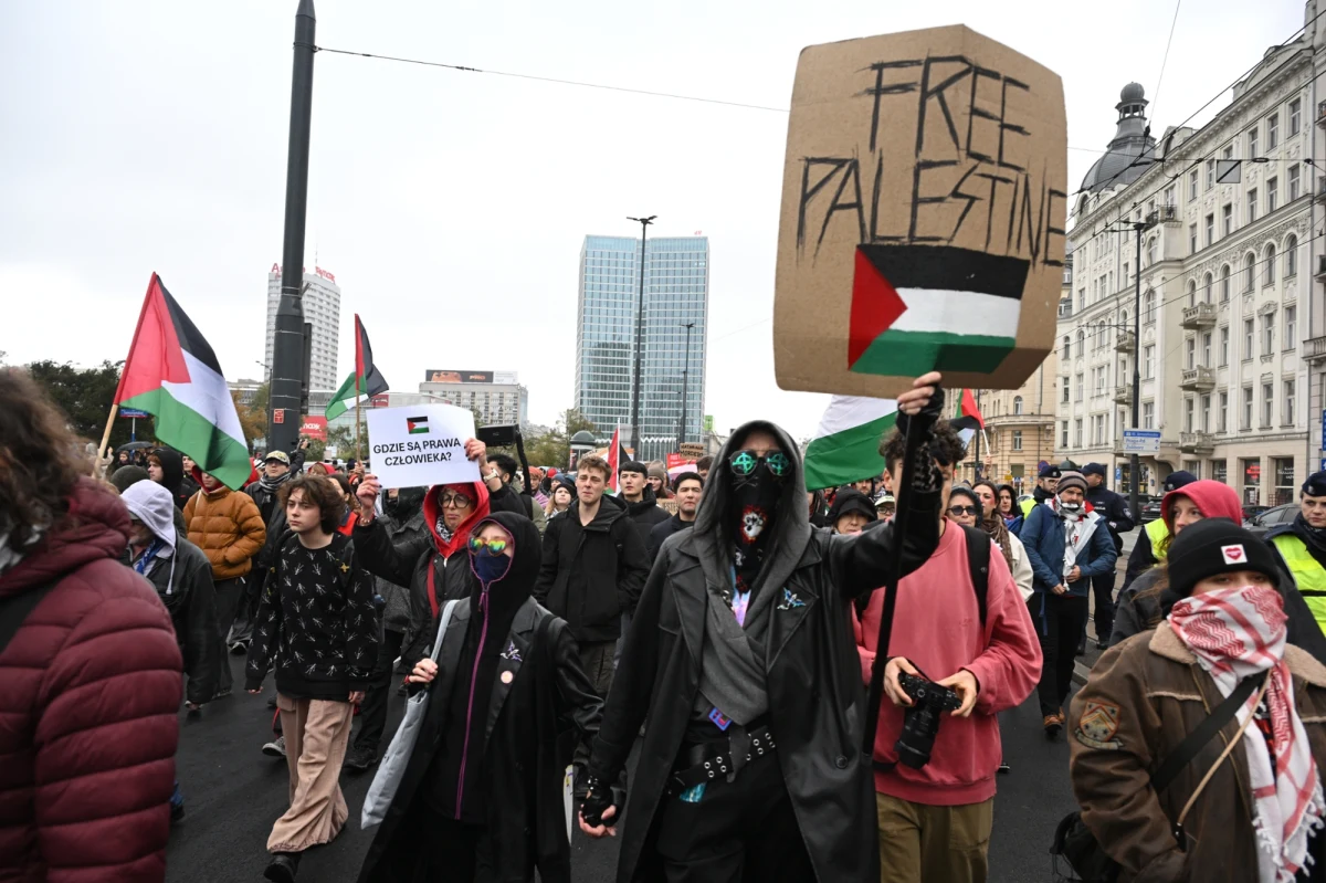Kilkaset osób wzięło udział w manifestacji poparcia dla Palestyny w Warszawie. Stołeczna policja poinformowała, że wobec kilku zgromadzonych zostały sporządzone wnioski dotyczące używania rac. Jutro w egipskim Szarm el-Szejk rozpocznie się szczyt w sprawie przyszłości i pokoju w Strefie Gazy.
