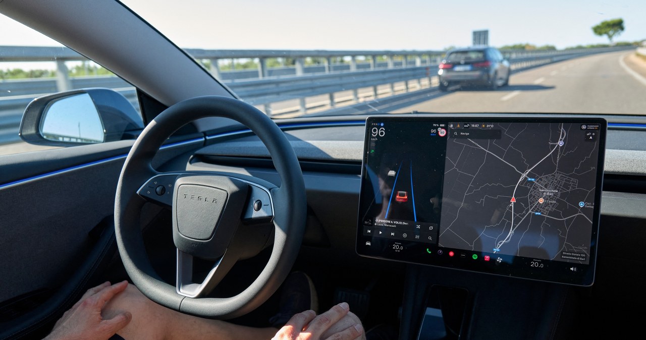 Tesla wprowadza tryb "Mad Max", a NHTSA rozpoczyna dochodzenie