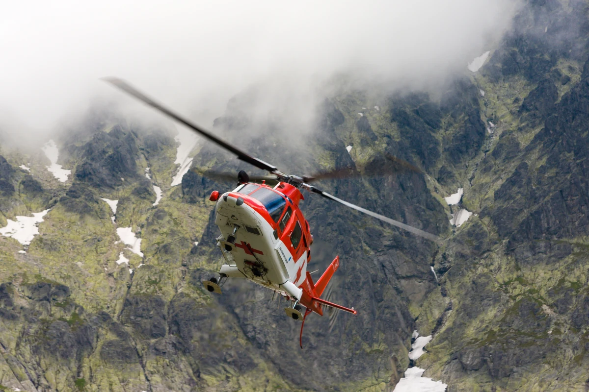 45-letnia Polka zginęła w Tatrach Wysokich po upadku z wysokości około 300 metrów. Słowaccy ratownicy informują o bardzo trudnych warunkach w górach i apelują o ostrożność.