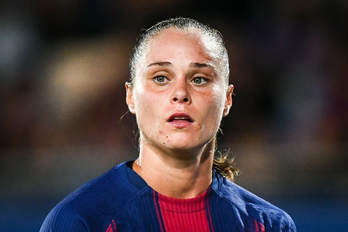 ​Piłkarka reprezentacji Polski i hiszpańskiej FC Barcelony Ewa Pajor doznała kontuzji kolana w niedzielnym meczu 7. kolejki hiszpańskiej ekstraklasy na wyjeździe z Atletico Madryt, wygranym przez jej zespół 6:0. W poniedziałek przejdzie dokładne badania lekarskie, po których zostanie ogłoszona diagnoza.