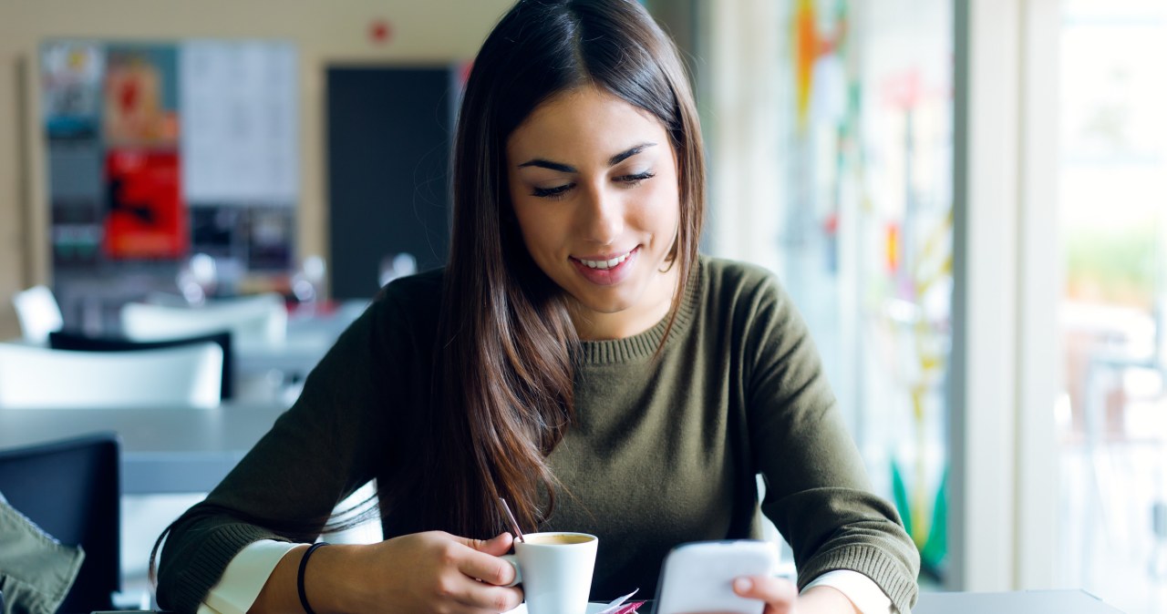Jeden z największych błędów przy stole. Przeciąża żołądek, rujnuje relacje