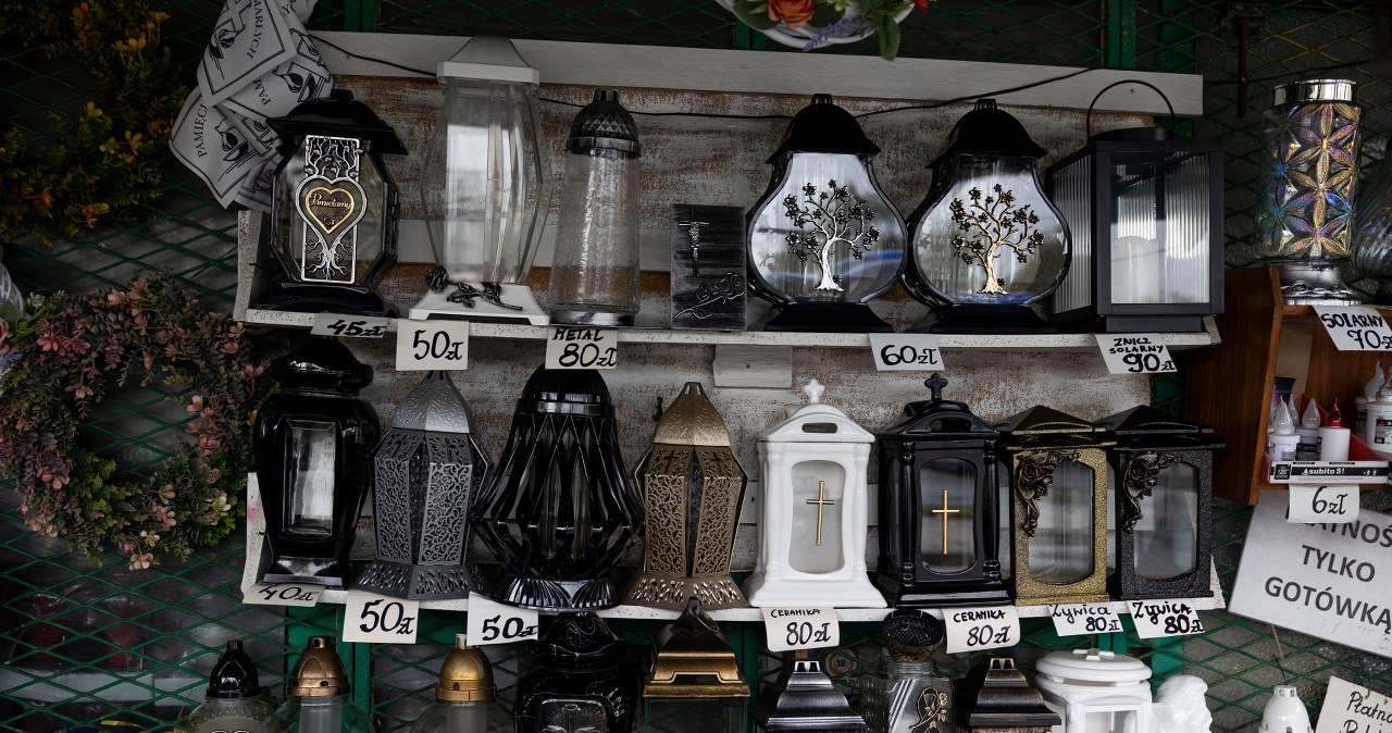 Światło, które nie gaśnie. Jak działa znicz solarny?