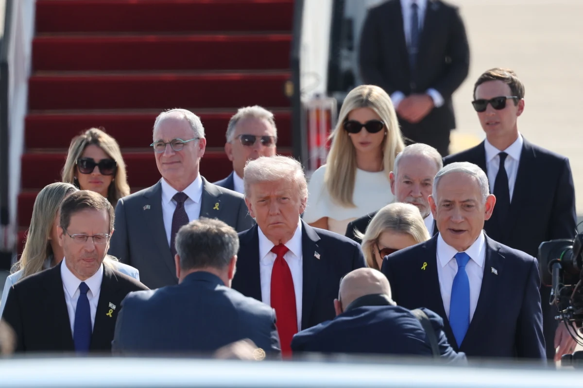 Prezydent Stanów Zjednoczonych Donald Trump przybył w poniedziałek do izraelskiego parlamentu, Knesetu, gdzie ma wygłosić przemówienie. Polityk powiedział dziennikarzom, że "uważa wojnę Izraela z Hamasem za zakończoną, a palestyńskie ugrupowanie zastosuje się do planu pokojowego, który zakłada jego rozbrojenie".