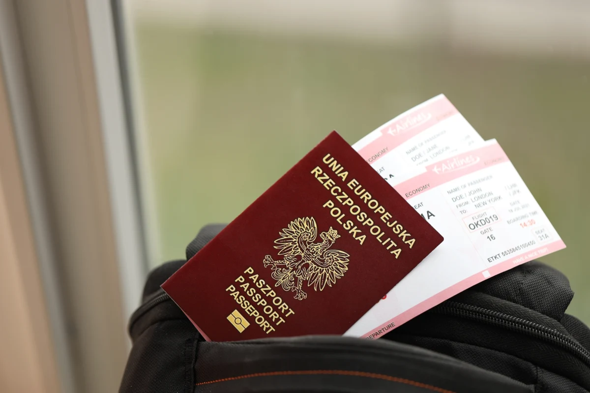 System Wjazdu/Wyjazdu (EES) zaczął działać od 12 października 2025 roku w krajach m.in. strefy Schengen. To zautomatyzowany system rejestrujący pobyty krótkoterminowe obywateli państw spoza Unii Europejskiej. EES zastąpi tradycyjne stemple paszportowe, przyspieszy kontrole graniczne i zwiększy bezpieczeństwo. Obejmie on 29 krajów Europy. W systemie będą gromadzone dane biometryczne i szczegóły dotyczące każdego wjazdu i wyjazdu. 