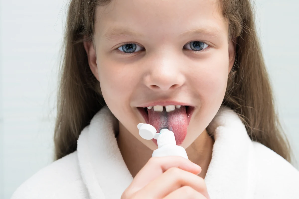 Rzecznik Praw Pacjenta Bartłomiej Chmielowiec wydał ostrzeżenie dotyczące stosowania ortotropii w leczeniu stomatologicznym dzieci. Jak podkreśla RPP, ta kontrowersyjna metoda ortodontyczna nie znajduje potwierdzenia w aktualnej wiedzy medycznej i może być niebezpieczna dla młodych pacjentów. W związku z tym prowadzone są postępowania wobec podmiotów, które stosują tę praktykę.