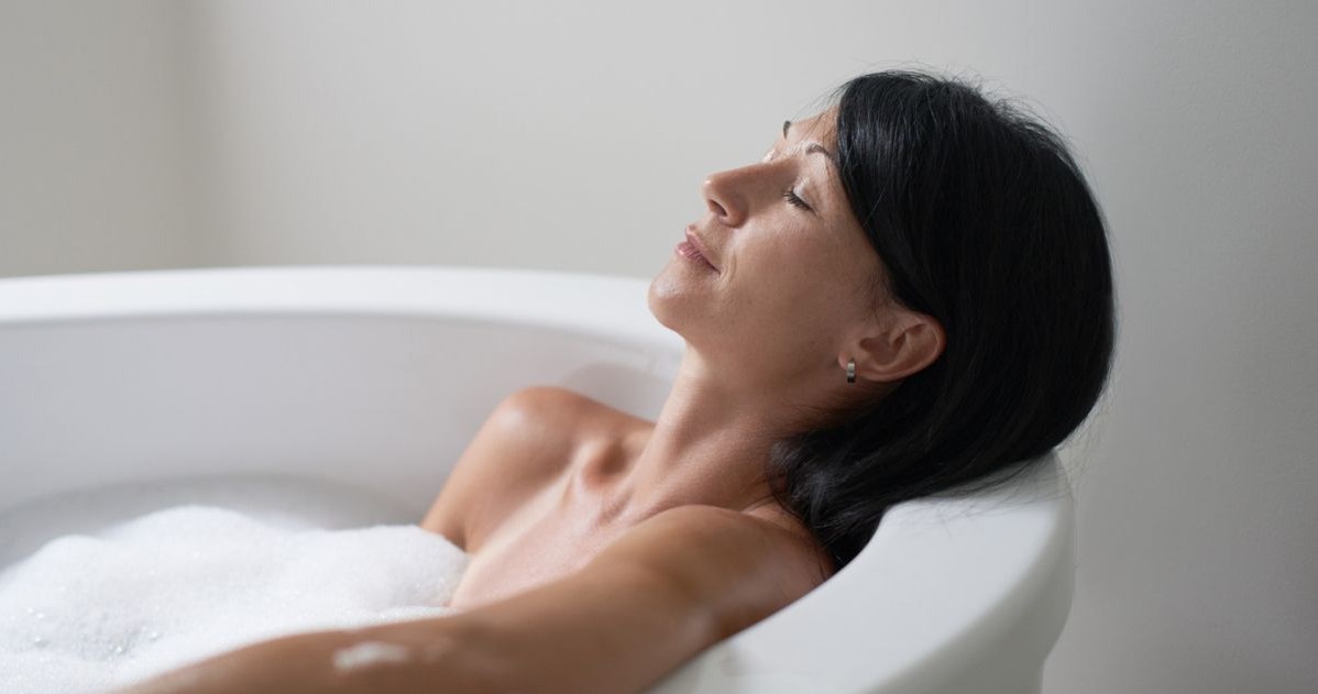 Cenny pierwiastek wrzuć do wanny z wodą. Kąpiele magnezowe łagodzą skurcze mięśni, pomogą w dużym stresie