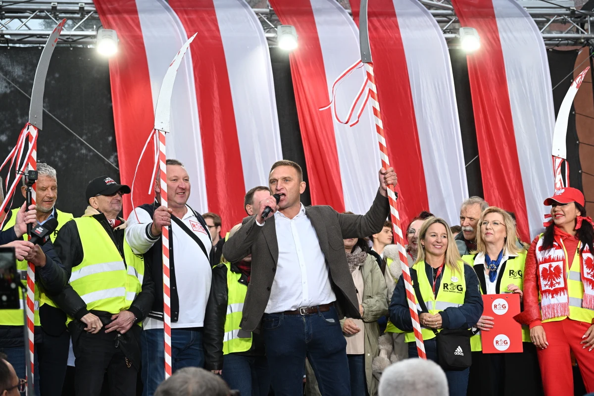 Robert Bąkiewicz na celowniku prokuratury. Z urzędu wszczęto postępowanie po wypowiedziach Bąkiewicza podczas sobotniego wiecu PiS na Placu Zamkowym w Warszawie. Sprawa badana jest pod kątem "nawoływania do zbrodni".