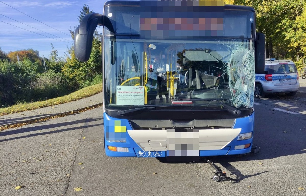 14-latek na hulajnodze potrącony przez autobus