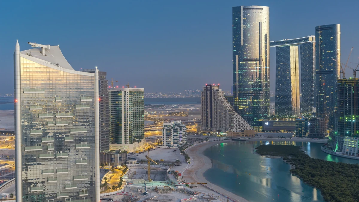 Miasta, w których mieszkańcy czują się najbardziej szczęśliwi, zostały wyłonione w najnowszym, globalnym badaniu przeprowadzonym przez platformę Time Out. W ankiecie wzięło udział aż 18 tysięcy osób z różnych zakątków świata, odpowiadając na pytania dotyczące jakości życia, dostępu do kultury, terenów zielonych oraz ogólnego poziomu zadowolenia z codzienności. Wyniki zestawienia rzucają nowe światło na to, gdzie na świecie żyje się najlepiej – a liderem okazała się stolica Zjednoczonych Emiratów Arabskich.