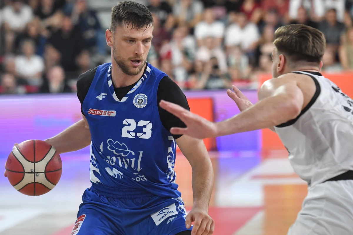 Michał Michalak to kapitan koszykarskiego Anwilu Włocławek i od lat etatowy reprezentant Polski. W rozmowie z RMF FM opowiedział o zbliżających się wyzwaniach związanych z rozgrywkami FIBA Europe Cup. Zdradził jak żyje się w mieście, które jak chyba żadne inne w naszym kraju związane jest z basketem. Michalak wrócił też do wspomnień z dzieciństwa i przypomniał jak wyglądały jego koszykarskie początki.