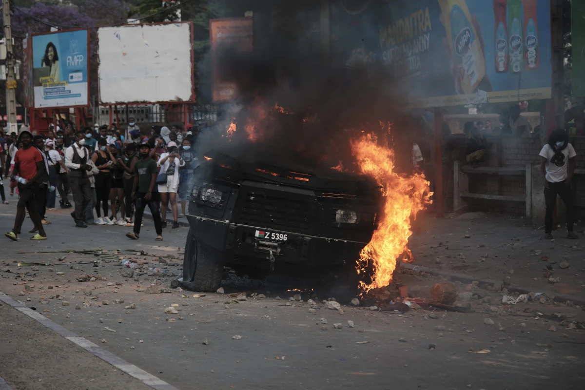 Krwawe zamieszki na Madagaskarze, gdzie od ponad dwóch tygodni trwają masowe protesty. Ukrywający się prezydent kraju Andry Rajoelina opuścił kraj na pokładzie samolotu francuskiej armii - poinformowało w poniedziałek Radio France Internationale (RFI).