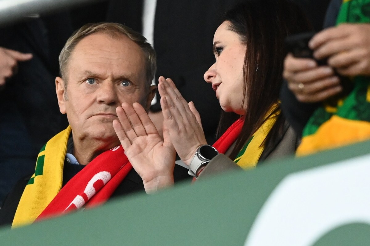 Zwyzywany przez kibiców Donald Tusk odpowiada