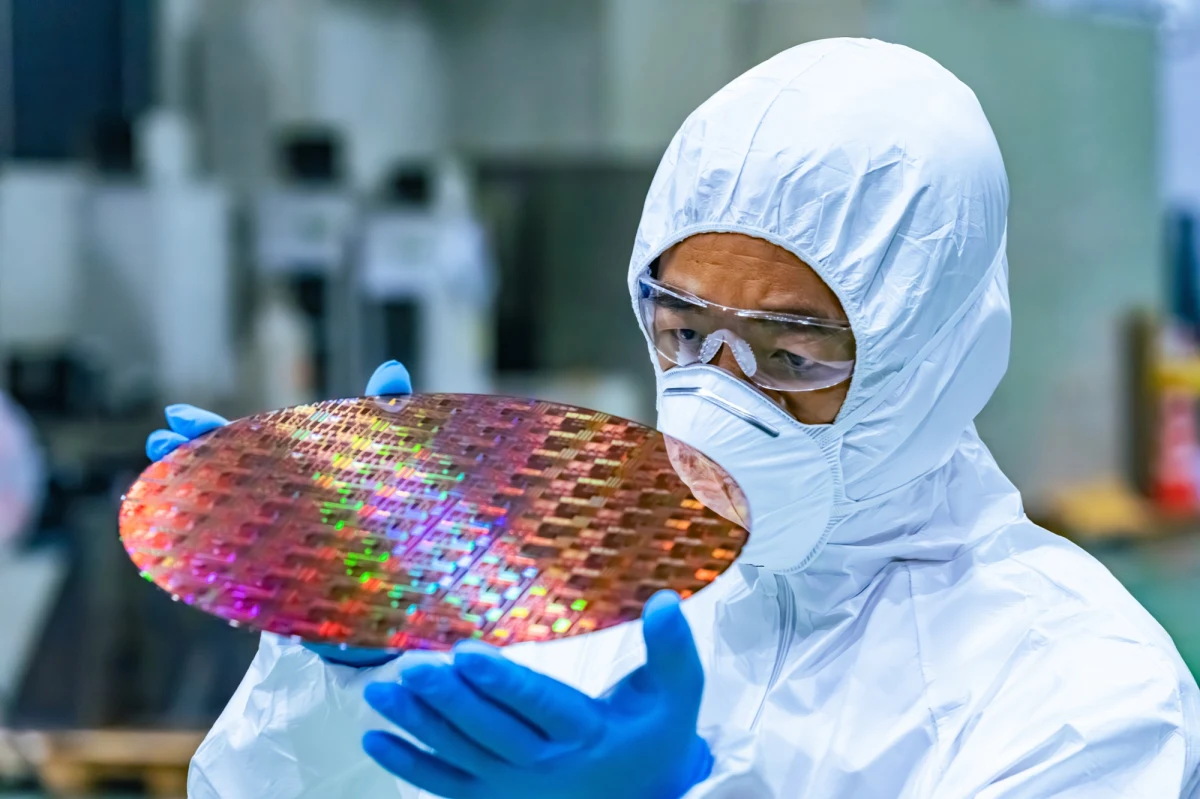 Rząd Holandii przejął kontrolę nad firmą Nexperia, chińskim producentem półprzewodników z siedzibą w holenderskim Nijmegen. Decyzja została podjęta w związku z obawami o bezpieczeństwo technologiczne kraju i całej Europy.