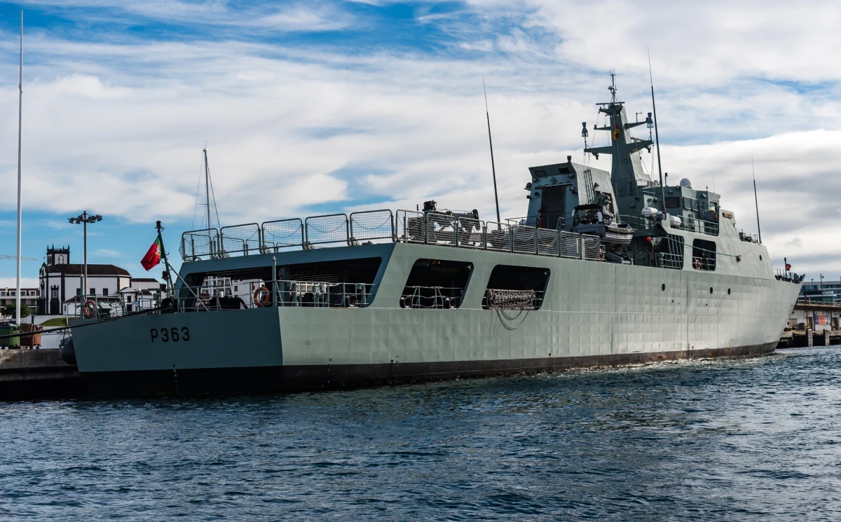 W porcie głównej wyspy Azorów, Sao Miguel, przez przypadek ostrzelany został cumujący statek. Strzały oddał omyłkowo okręt patrolowy portugalskiej marynarki wojennej Viana do Castelo.