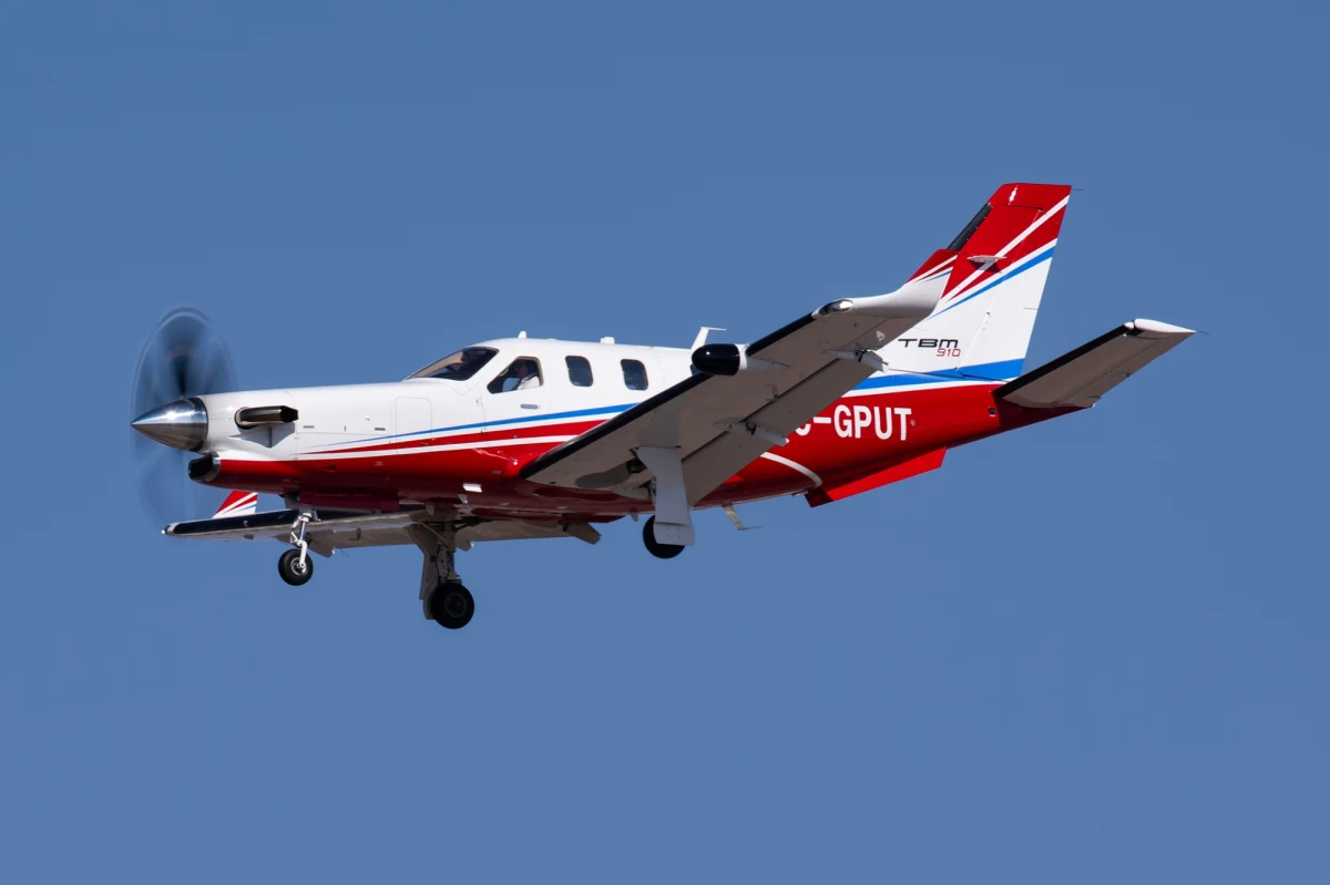 Tragiczny wypadek na autostradzie w amerykańskim stanie Massachusetts. Niewielki samolot Socata TBM-700 rozbił się w miejscowości Dartmouth, około 80 kilometrów na południe od Bostonu. Na pokładzie maszyny znajdowały się dwie osoby. Zginęły na miejscu. Jeden z kierowców jadących autostradą międzystanową 195 został ranny, ale jego życiu nie zagraża niebezpieczeństwo.