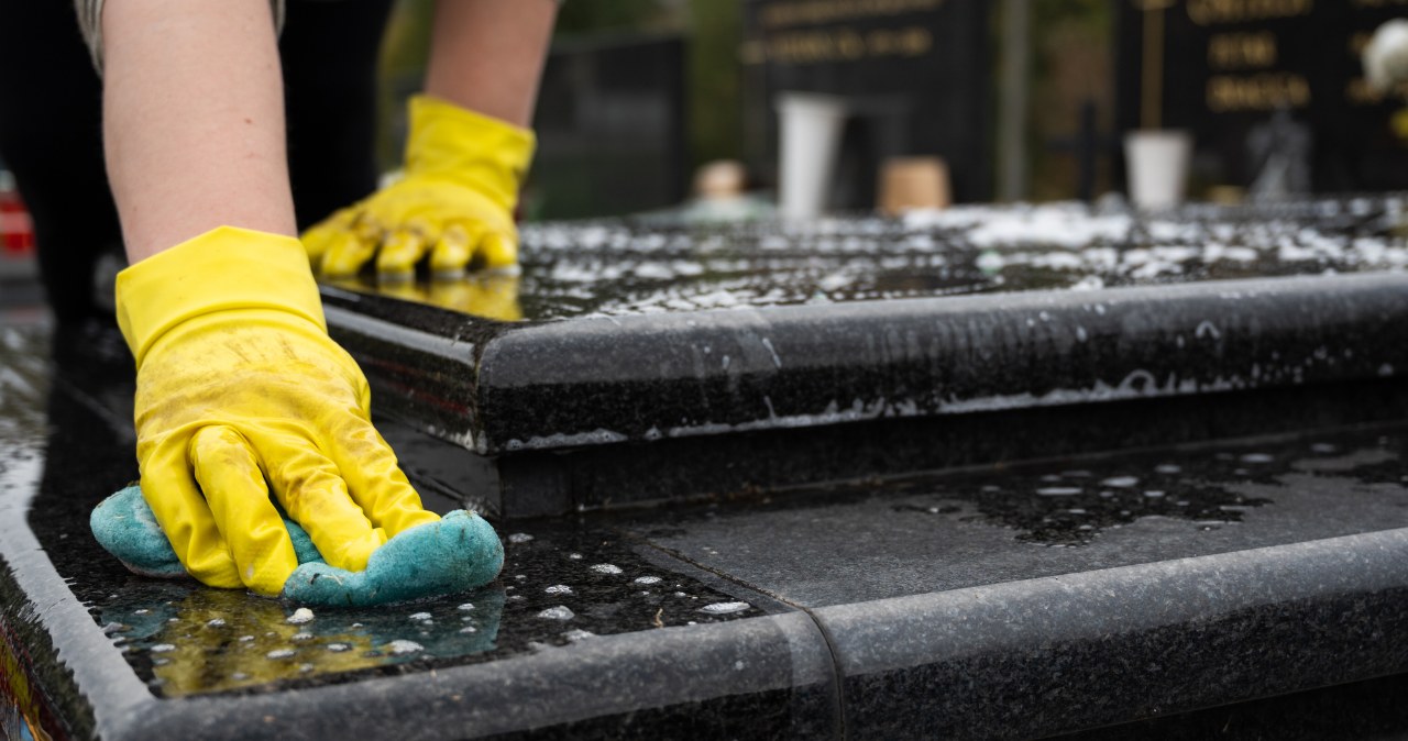 Co roku myje nagrobki tylko tym. Błyszczą niczym po profesjonalnym czyszczeniu