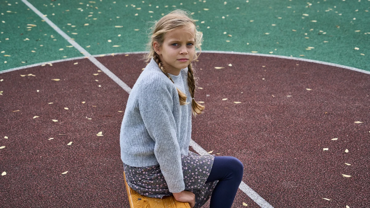 Tylko 8 proc. rodziców ocenia swoje dziecko jako bardzo pewne siebie. 14 proc. przyznaje, że ich dzieci mają niskie poczucie własnej wartości. To dane raportu „Co zabija dziecięcą wiarę w siebie” opracowanego właśnie przez Akademię Przyszłości – program od ponad 20 lat wspierający dzieci, które nie wierzą w siebie. Celem publikacji jest nie tylko zidentyfikowanie kluczowych czynników, ale także wskazanie obszarów, w których możliwe jest odpowiednie wsparcie przez dorosłych. 