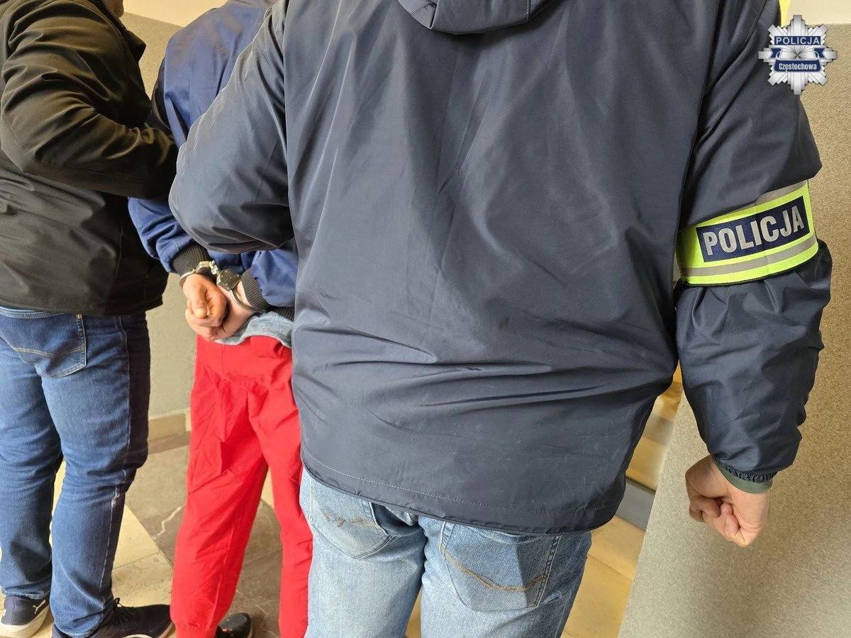 Trzech mężczyzn w wieku 18, 24 i 43 lata zostało zatrzymanych przez częstochowską policję w związku z brutalnym pobiciem 66-latka. Do zdarzenia doszło 8 października przy al. Armii Krajowej w Częstochowie. Jeden z napastników ranił ofiarę nożem. Sąd zdecydował o tymczasowym aresztowaniu 24-latka, a dwaj pozostali zostali objęci policyjnym dozorem. Grozi im do 8 lat więzienia.