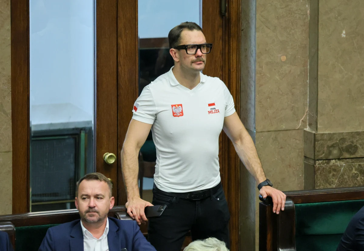 "Źle się zachowałem i nie mam zamiaru pieprzyć głupot, bo nic tego nie tłumaczy. Przepraszam. Taka sytuacja nie powtórzy się więcej” – tak zaczyna się oświadczenie, które do reportera RMF FM Mateusza Chłystuna wysłał poseł PiS Łukasz Mejza. Parlamentarzysta skomentował w ten sposób swoją szaleńczą jazdę na trasie ekspresowej S3 koło Polkowic na Dolnym Śląsku. Jak informowaliśmy, w miejscu, w którym obowiązuje ograniczenie do 120 km/h, Mejza mknął 200 km/h. 